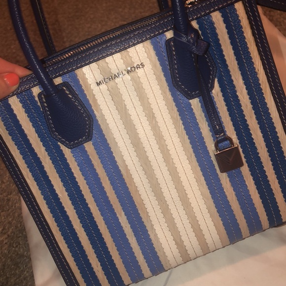 Michael Kors medium purse with strap - Picture 2 of 14